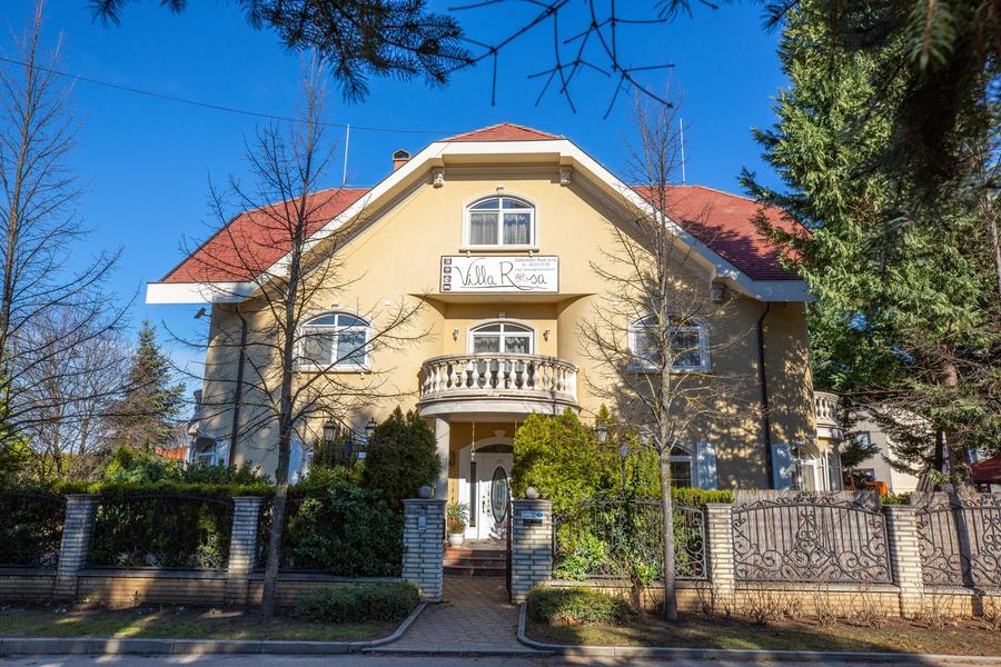 Villa Rosa vendégház bejárata és homlokzata Hajdúszoboszlón