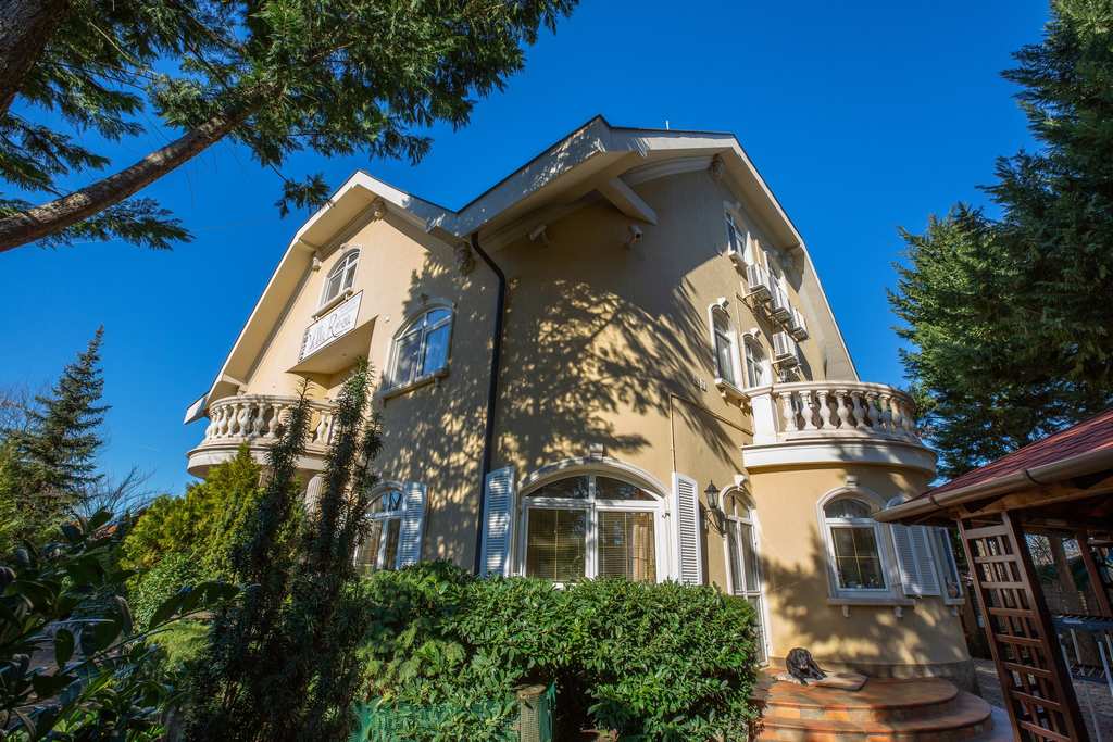 Szállás Hajdúszoboszlón – a Villa Rosa vendégház a kertből, a terasszal