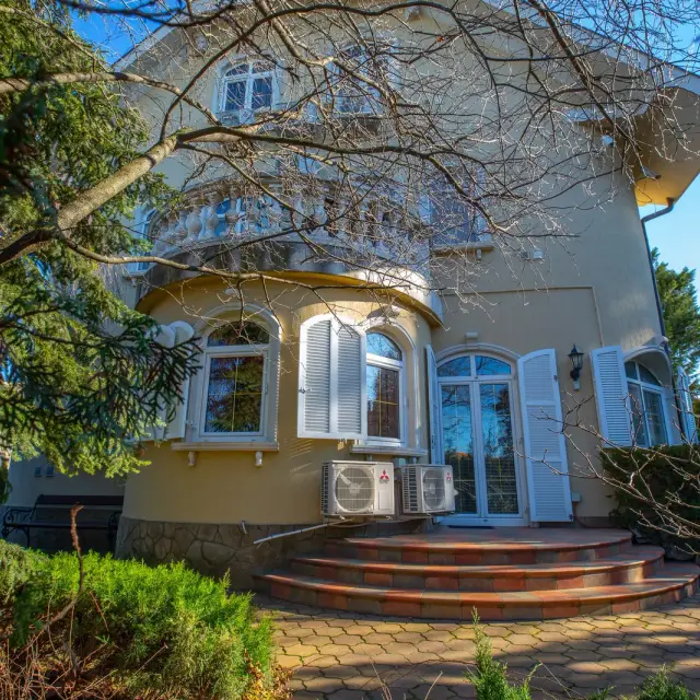 Villa Rosa bejárata oszlopos előtetővel