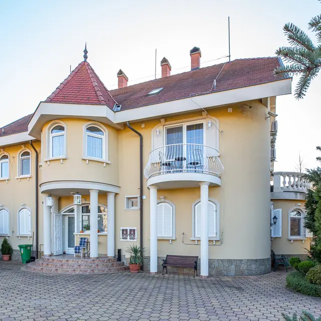 A Villa Rosa homlokzata és burkolt udvara