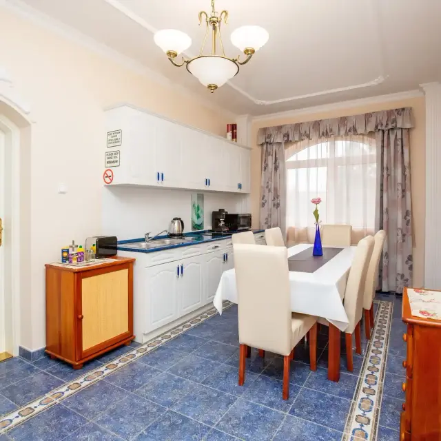 Apartman teakonyhája étkezősarokkal